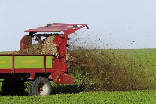 Máquina_agraria_esparciendo_estiercol